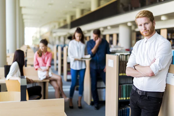 Grupo de personas que se educan en una biblioteca —  Fotos de Stock