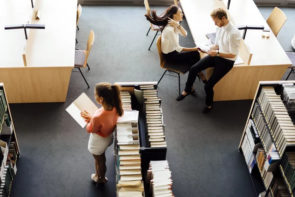 Gruppe von Studenten, die in einer Bibliothek lernen — Stockfoto