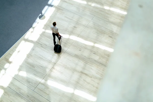 Knappe bedrijf houden een trolley — Stockfoto