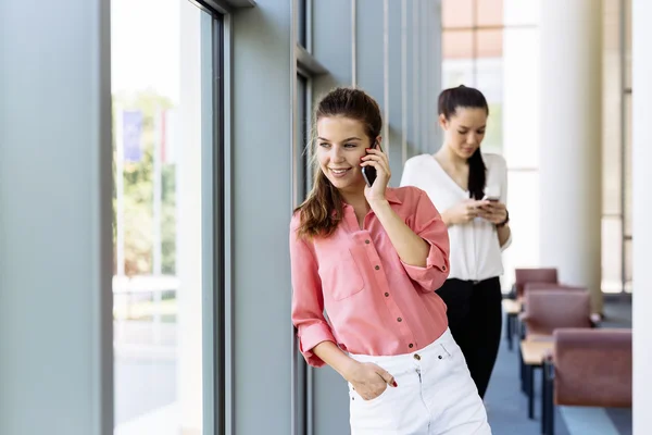 Női telefon és beszélő szünetben — Stock Fotó