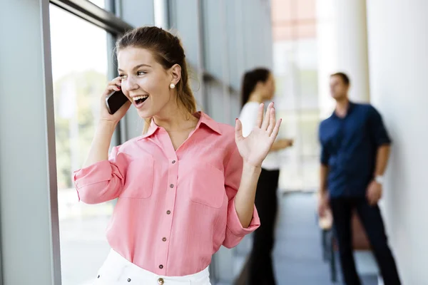 Bella donna utilizzando il telefono — Foto Stock