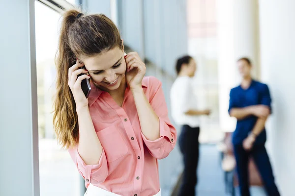 Gyönyörű nő segítségével a telefon — Stock Fotó