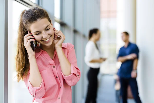 Bella donna utilizzando il telefono — Foto Stock