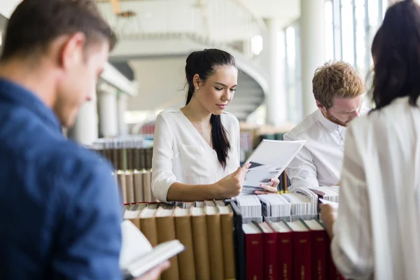 Gruppe von Studenten, die in Bibliothek lernen — Stockfoto