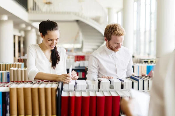 Grupp studenter som studerar i biblioteket — Stockfoto