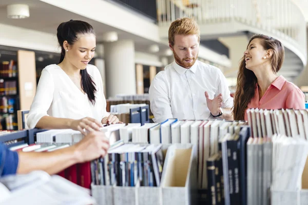 Gruppo di studenti che studiano in biblioteca — Foto Stock