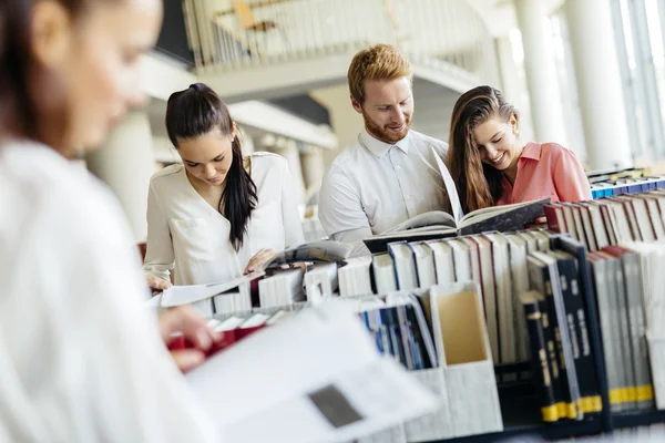 Gruppe von Studenten, die in Bibliothek lernen — Stockfoto