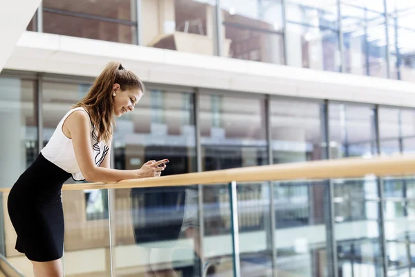 Schöne Geschäftsfrau mit Handy — Stockfoto