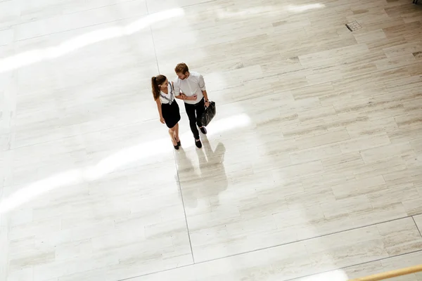 Business couple walking together — Stock Photo, Image