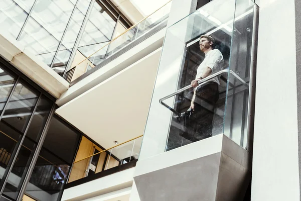 Empresario tomando el ascensor —  Fotos de Stock