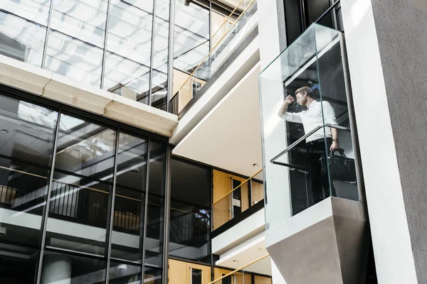 Geschäftsmann nimmt den Fahrstuhl — Stockfoto