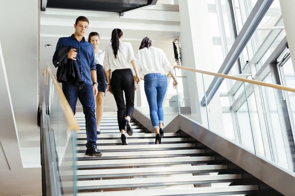 Homme d'affaires marchant et prenant les escaliers — Photo