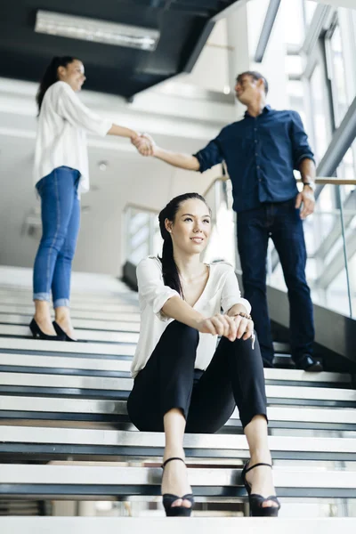 Üzletemberek, kezet rázott a lépcsőn — Stock Fotó