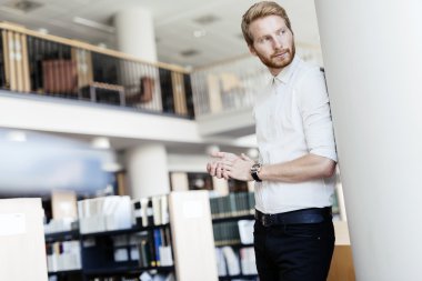 Ciddi yakışıklı öğrenci Kitaplığı'nda