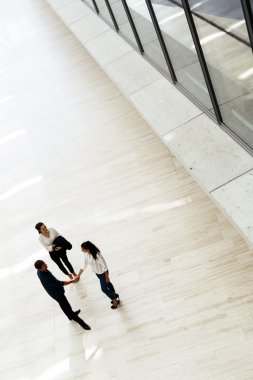 İş adamları el sıkışır.