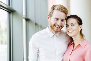 Gülümseyen güzel iş arkadaşları