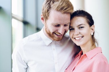 Gülümseyen güzel iş arkadaşları