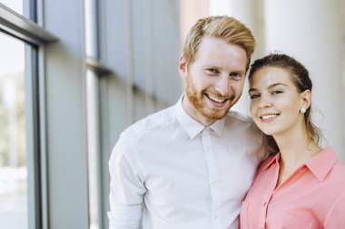 Gülümseyen güzel iş arkadaşları