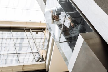 Asansör alarak iş adamı