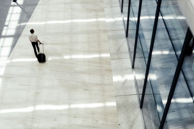 Yakışıklı iş tutan bir arabası