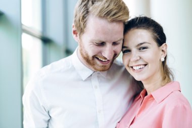 Gülümseyen güzel iş arkadaşları