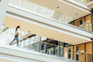 Şık iş kadını binanın içinde yürüyüş