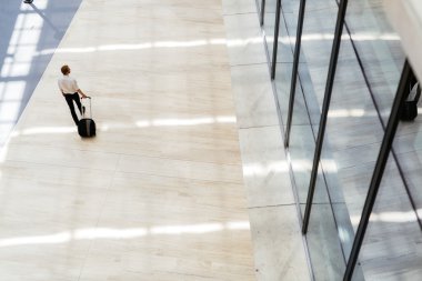 Yakışıklı iş tutan bir arabası