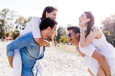 Bir grup kadın taşıyan mutlu insan