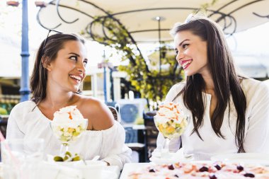 Öğle yemeği molası sırasında kadınlar