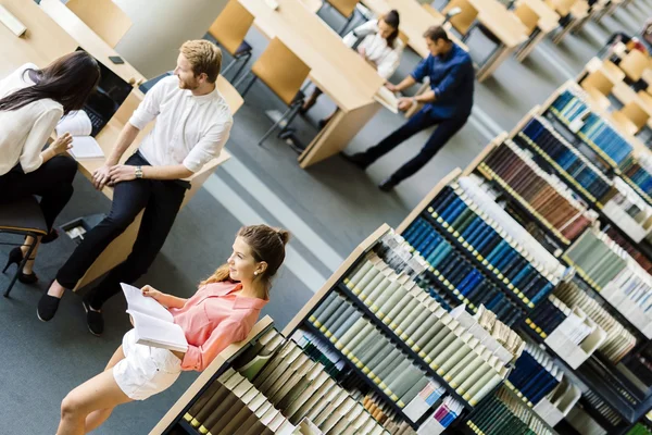 Groep mensen opleiden zelf in een bibliotheek — Stockfoto