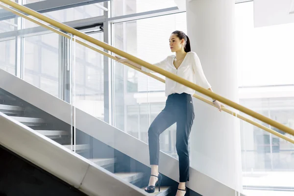 Empresária de pé nas escadas — Fotografia de Stock