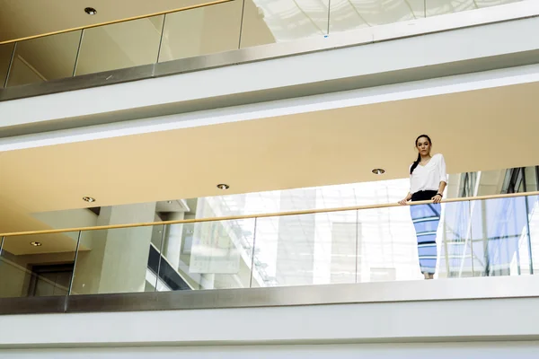 Geschäftsfrau in einem modernen Gebäude — Stockfoto