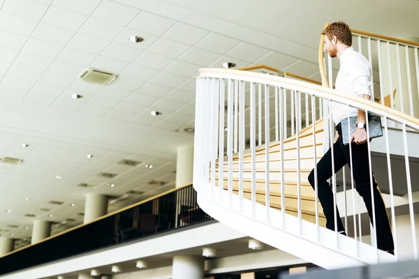 Adam tırmanma merdivenleri ve düşünme — Stok fotoğraf