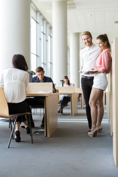 Giovani studenti che studiano insieme — Foto Stock