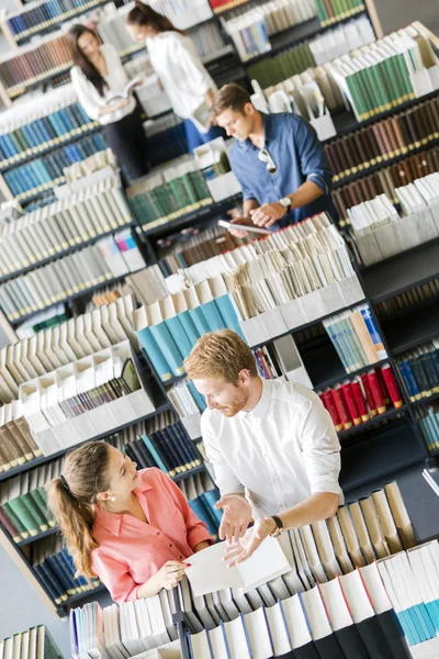 Estudiantes aprendiendo, leyendo en la biblioteca — Foto de Stock