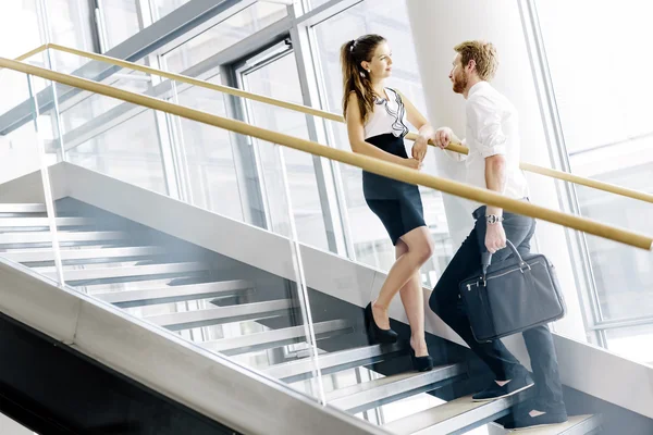 Geschäftskollegen reden auf Treppen — Stockfoto