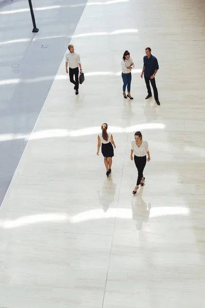 Young business people before starting work — Stock Photo, Image