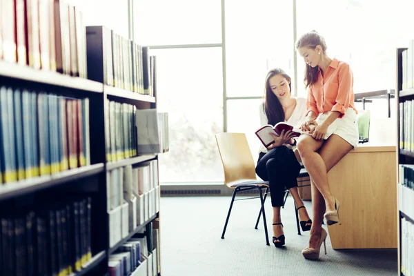 도서관에서 공부 하는 두 명의 아름 다운 학생 — 스톡 사진