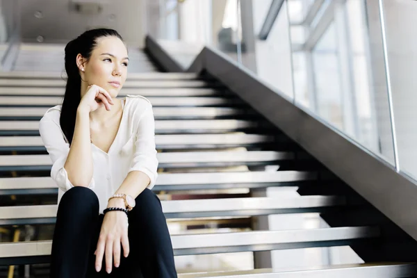 Empresária sentada nas escadas — Fotografia de Stock