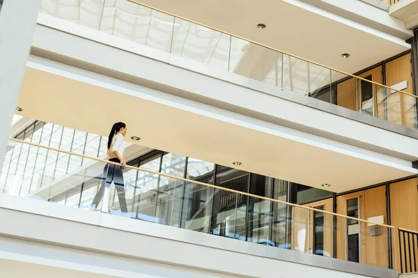 Elegante mujer de negocios caminando dentro del edificio —  Fotos de Stock