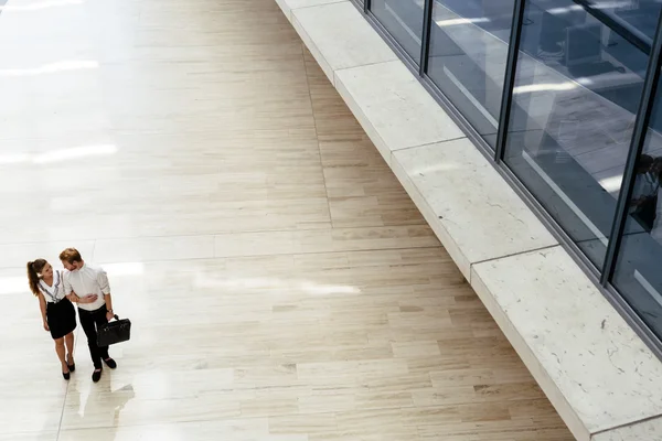 Pareja de negocios caminando juntos — Foto de Stock