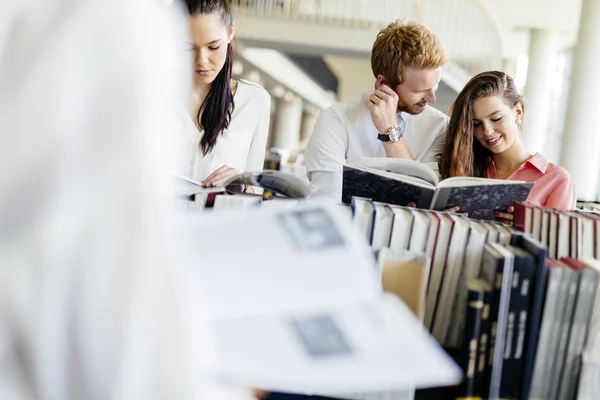 Gruppe von Studenten, die in Bibliothek lernen — Stockfoto