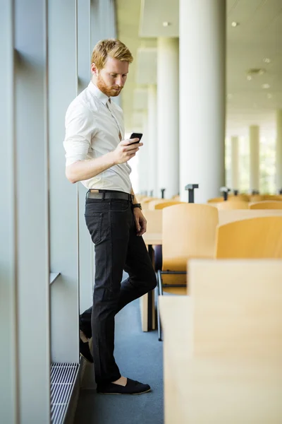 Расслабленный бизнесмен с помощью мобильного телефона — стоковое фото
