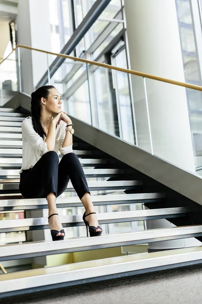 Geschäftsfrau sitzt auf Treppe — Stockfoto