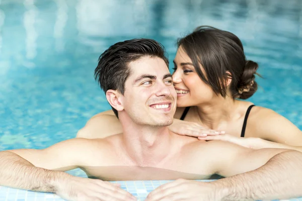 Casal relaxante ao lado da piscina — Fotografia de Stock