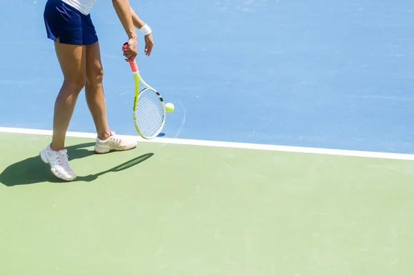 Hermosa jugadora de tenis sirviendo —  Fotos de Stock