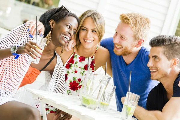 Gelukkige mensen lachen een wezen gelukkig — Stockfoto