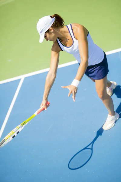 Beautiful female tennis player in action — Stock Photo, Image