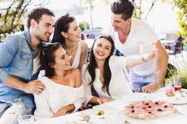 Bir grup insan bir selfie alarak