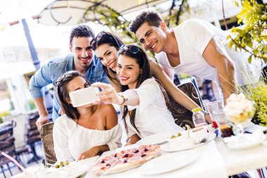 Bir grup insan bir selfie alarak